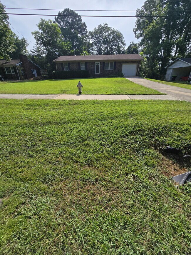Building Photo - "Charming Full Brick, 3-Bed Oasis in Hampton, GA with 1.5 Baths – Your Perfect Retreat Awaits!"