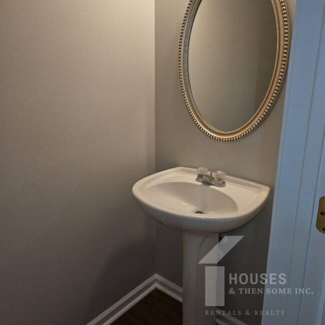 Building Photo - 203 Chardon Pl