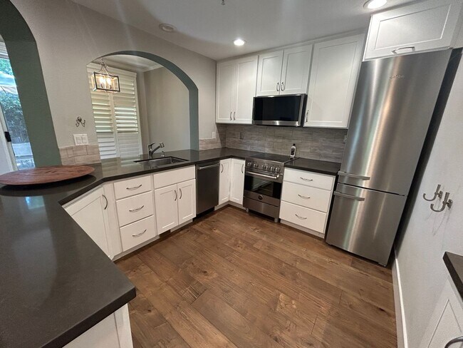 Building Photo - Beautiful 2 Bed, 2 Bath Single Story Condo...