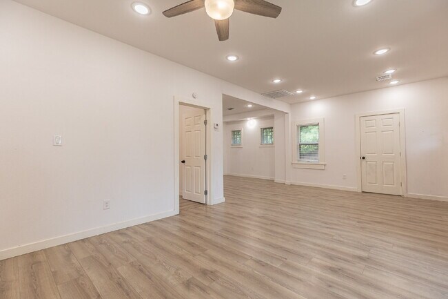 Building Photo - 1010 Burnet St
