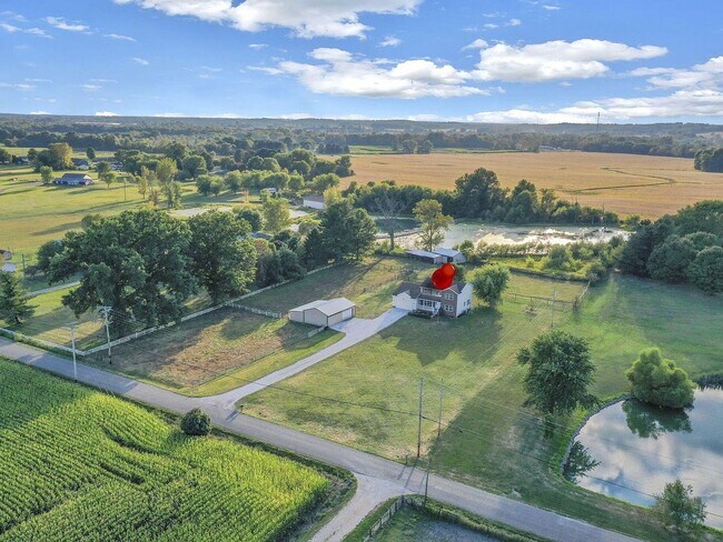 Building Photo - Your country retreat awaits!