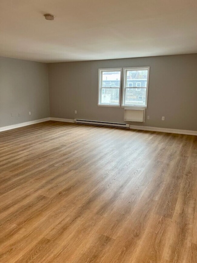 Building Photo - 2 Bedroom with Laundry Downtown Easton