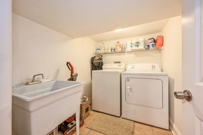 Building Photo - 616 S Oakley Blvd