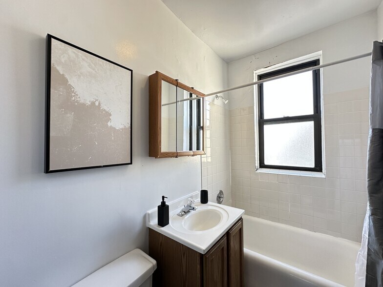 Building Photo - 1911 W Larchmont Ave