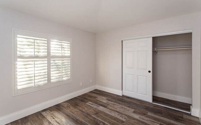 Building Photo - Upper Level 3 Bedroom, 2 Bath Condo!