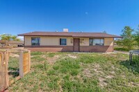 Building Photo - Home with Mountain Views!