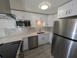 Building Photo - 425 Manhattan Dr