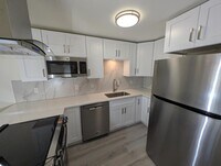 Building Photo - 425 Manhattan Dr