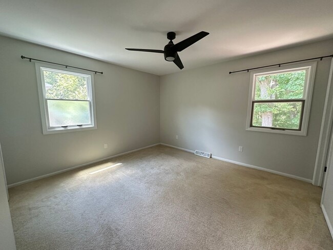 Building Photo - Large 4 bedroom ranch in Forest Hills