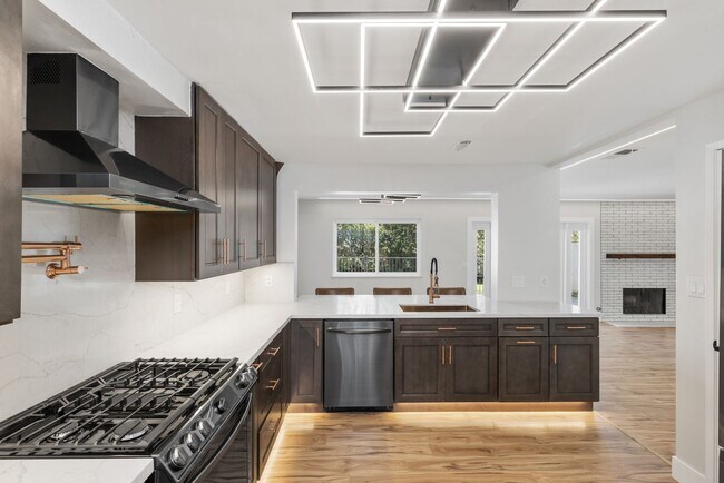 Building Photo - **Special** Bright spacious 3 bedroom 2 ba...