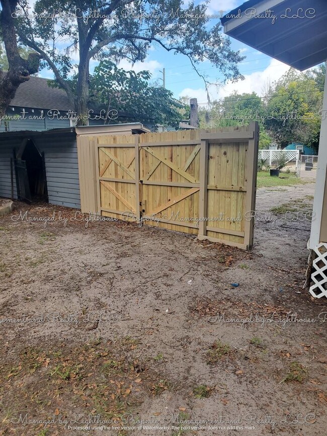 Building Photo - Spacious 2 Bed/2 Bath Home with HUGE Fence...