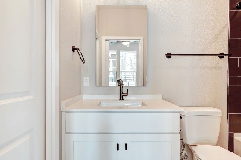 Building Photo - 3809 Valley View Rd