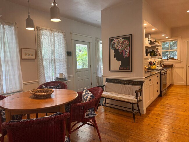 Building Photo - Short term- 4 Bedroom just two blocks from...