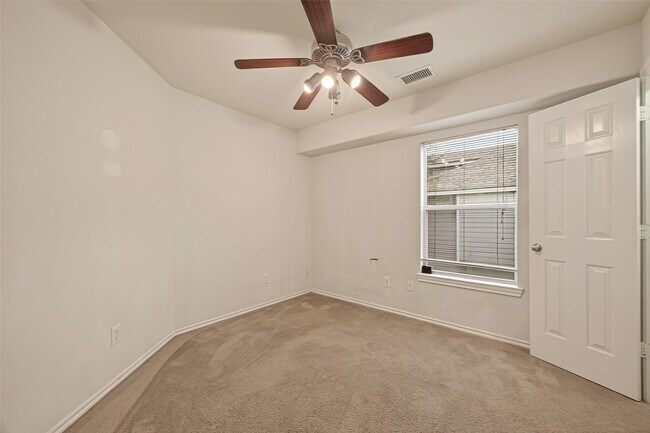 Building Photo - 210 Drake Run Ln