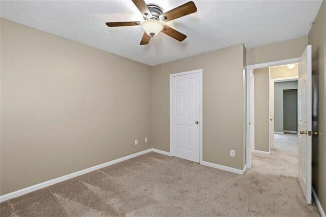 Building Photo - 800 Revena Dr