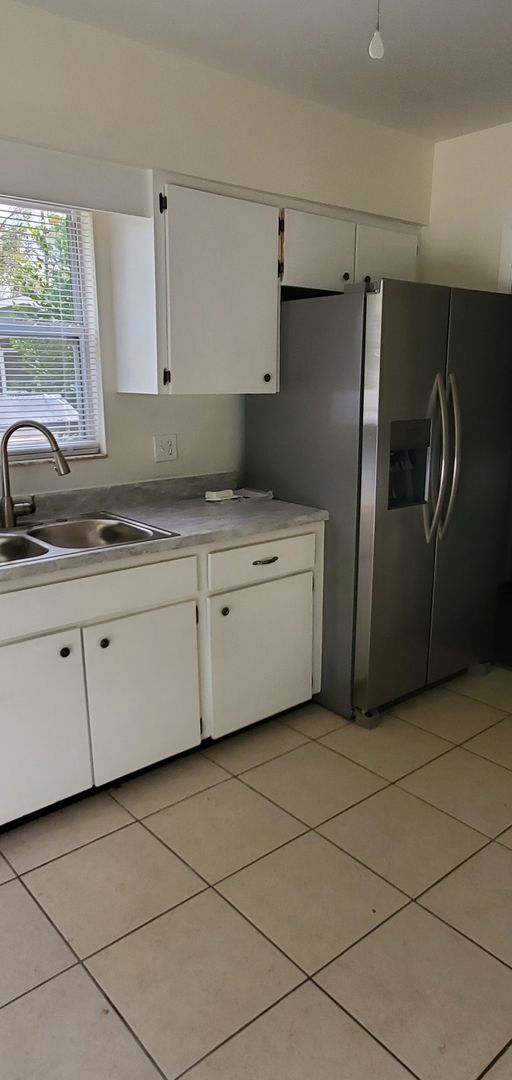 Building Photo - Three Bedroom with Bonus Room