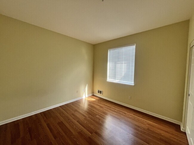 Building Photo - 2 Bedroom 2 bath Available in Sunnyvale, C...