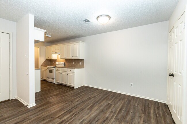 Building Photo - 2 Bedroom 2 Bathroom Duplex