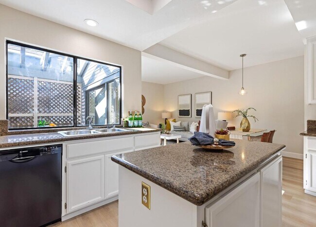 Building Photo - Updated Townhome in Sought After Walnut Cr...