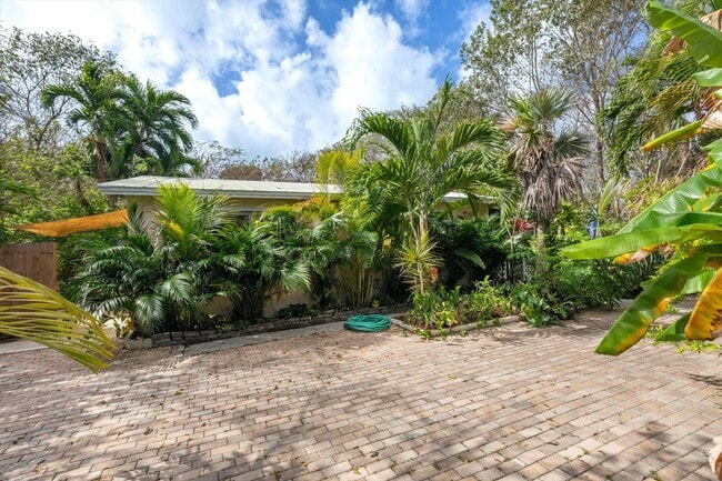 Building Photo - Charming 2-Bedroom Home for Rent in Big Pine Key