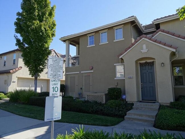 Building Photo - Adorable 2 bedroom 2 bathroom townhouse in...