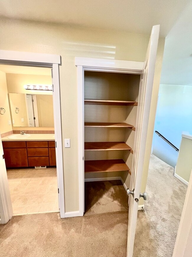 Building Photo - MOVE IN READY: 4bd 2.5ba 2,086 sq ft