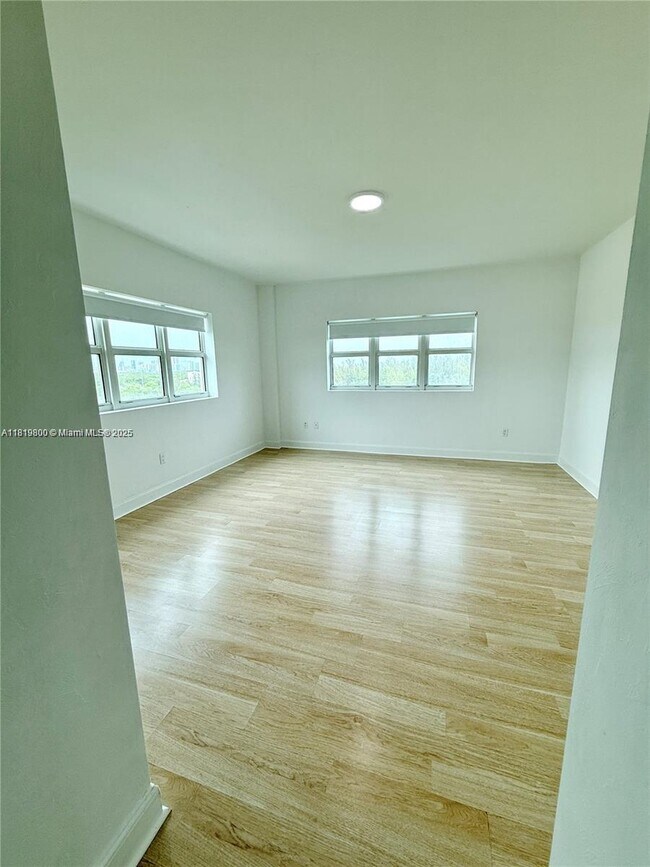 Building Photo - 15051 Royal Oaks Ln