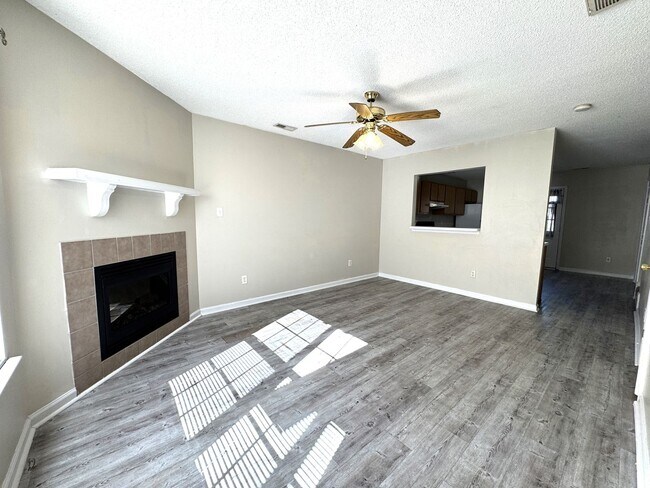 Building Photo - Townhome Minutes to Camp Lejeune