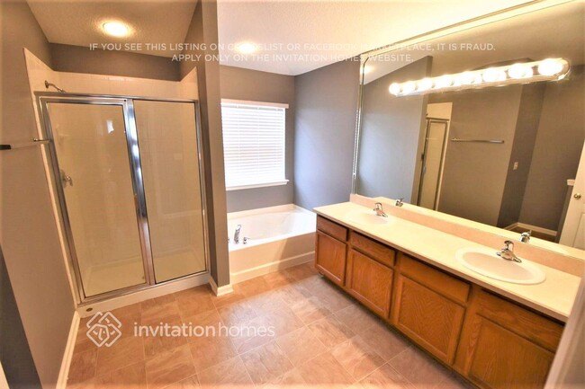 Building Photo - 2850 Woodstone Dr