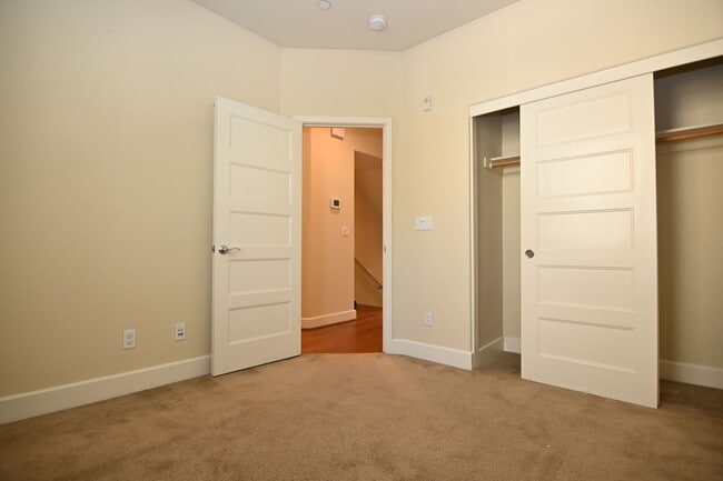 Building Photo - Tralee Village-Tri-Level Townhome, Modern ...