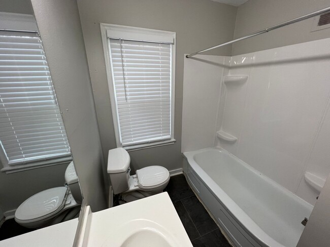 Building Photo - Fully Remodeled 2 Bed 1 Bath!!