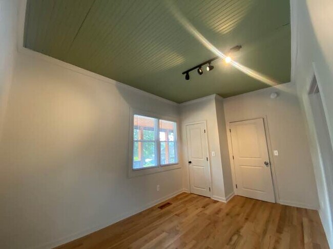 Building Photo - Room in House on Fargo St