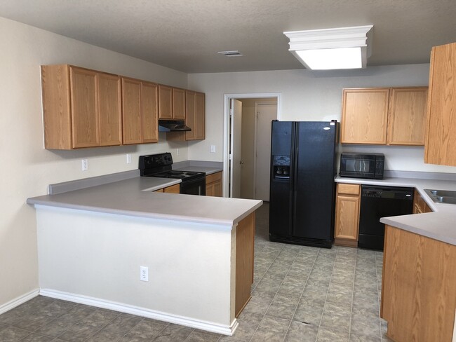 Building Photo - SPACIOUS 3 BEDROOM FEATURING 2 LIVING AREA...