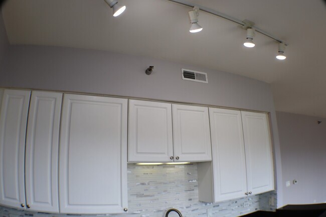 Building Photo - 100 N Hermitage Ave