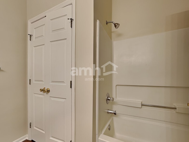 Building Photo - 682 Whippoorwill Dr