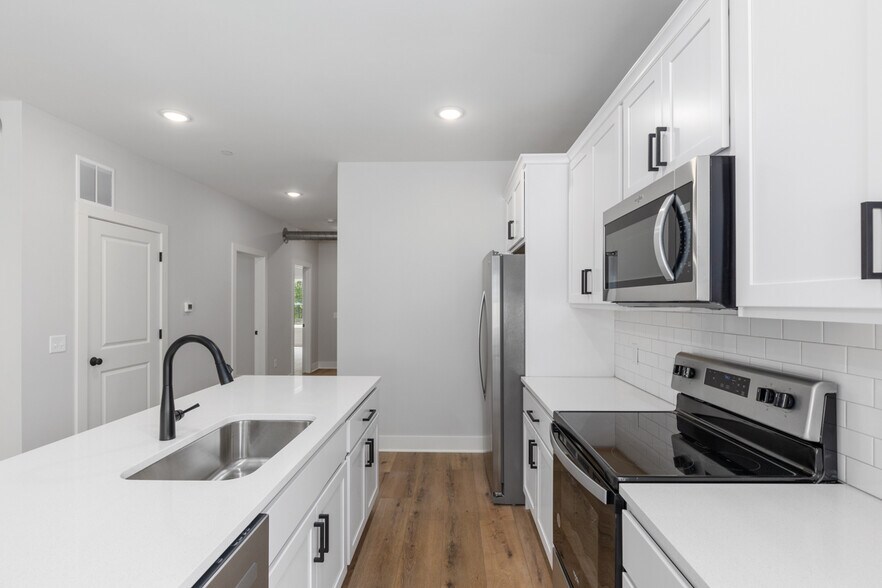 Building Photo - 1004 Diamond Ave NE