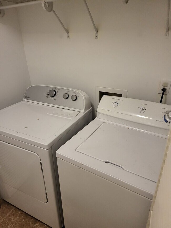 Building Photo - Nice two bedroom condo on one level in Hermitage