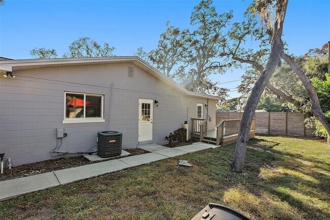 Building Photo - 5080 Oaklawn Ln