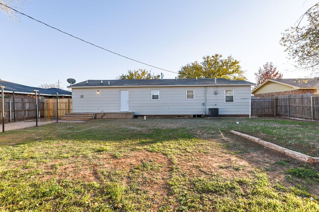 Building Photo - Spacious Home with Modern Updates!