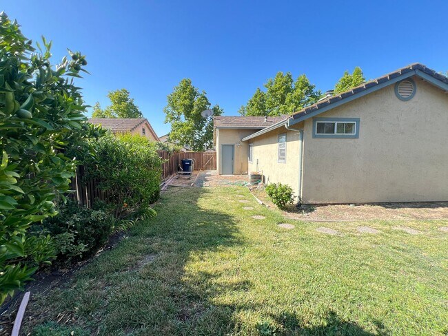 Building Photo - Brand New Flooring and FRESH Paint - SPACIOUS 3 BEDROOM HOUSE IN LIVERMORE!!!