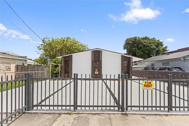 Building Photo - 3125 NW 21st Ct