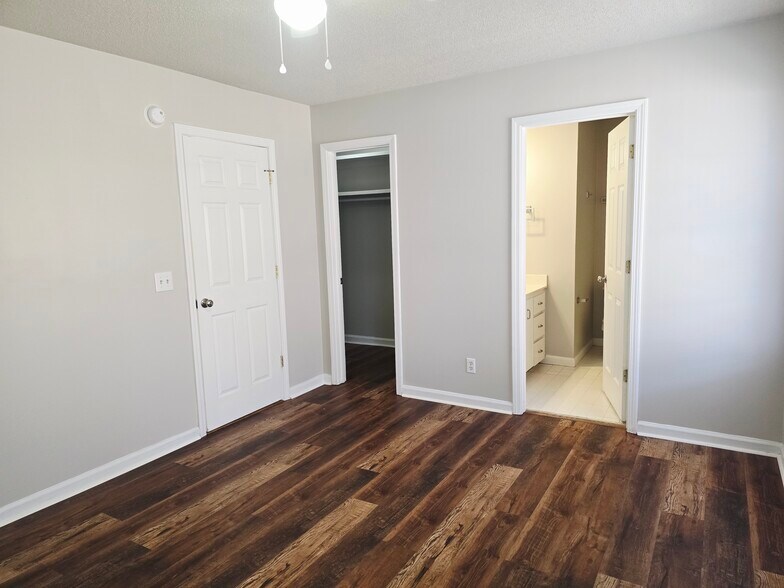 Building Photo - 200 E Mell St