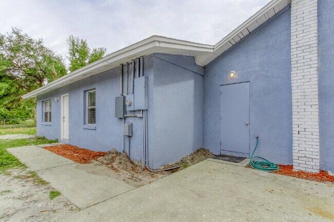 Building Photo - Beautifully Remodeled 3BR Duplex Near Parks, Schools & New Rec Center — Utilities Included. Secti...