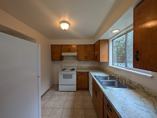 Building Photo - 84 SE Grape Ave