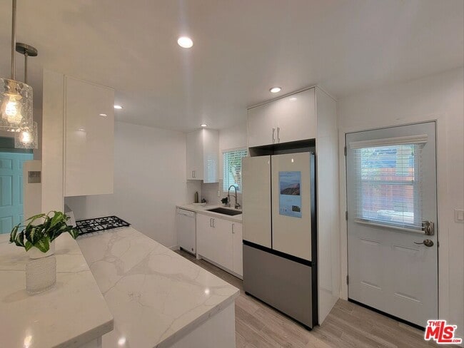 Building Photo - 825 Broadway St