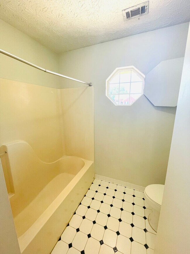 Building Photo - ** 3 Bed 2 Bath located off McQueen Smith ...
