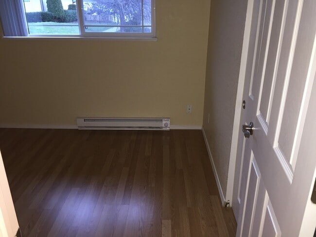 Building Photo - Completely remodeled 3 bedroom unit!! Pets Welcome!