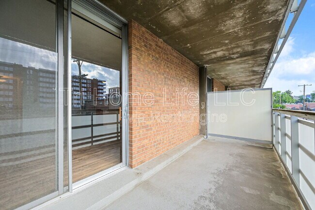 Building Photo - 2500 S York St