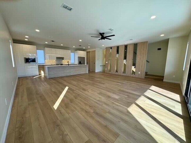 Building Photo - 2402 N Ola Ave