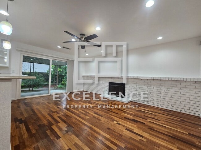 Building Photo - Spacious Fully Renovated 4/2 House with Over 2000SF and LVT Throughout
